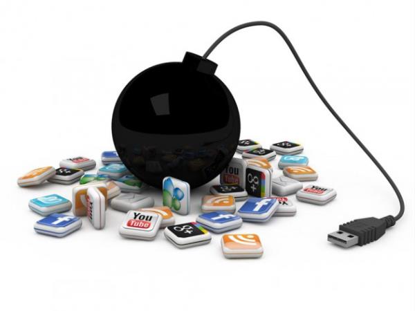 Farkl kiilikler  Giderek yaygnlaan sosyal alar, insanlarn giderek etkileimlerinin artt bir a yaps kuruyor. Gvenlik kameralar her tarafmz sarm durumdayken, Google ve Facebook tm bilgilerimizi topluyor. nsanlar, bu durumda farkl kiiliklere brnerek, dijital dnyada birden fazla kimlikle yaamaya balayabilir.