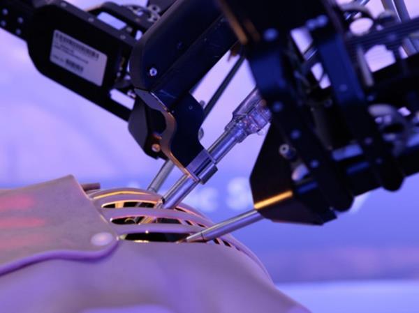 Artrlm insanlar  nsanlar bilgisayarlarla birletiren teknolojinin yan sra, gelecein insanlar genetik mhendislikten geecek, biyolojik zellikleri artrlacak. Ftrist Jamais Cascio, &#8220;Biyolojik gelimeler, olduka tehlikeli ve pahal olacak... Ancak gelecekte insanlar iin yaamak skc bir hale gelecek... Gelecekte insanlarn yapaca biyolojik deiiklikler san yaptrmak gibi olmayacak...