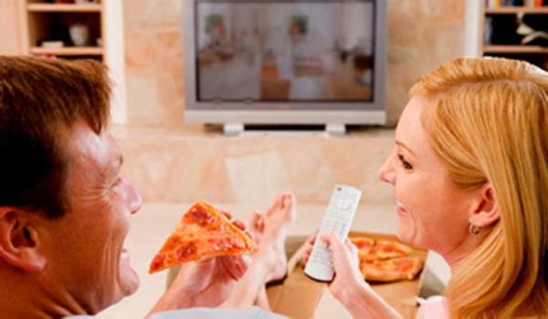 <b>9-</b> Akam yatmadan hemen nce 3-5 dakika vcudumuzu silkeleyelim, ayaklarmz yerden kesilmeden zplyormu gibi yapalm. Bu hareket gece uyuduumuzda ba dokusunda sallanan ve gevemi blgelerde kolajen olumasn uyarr kala ve gbek blgesinden sklarz.