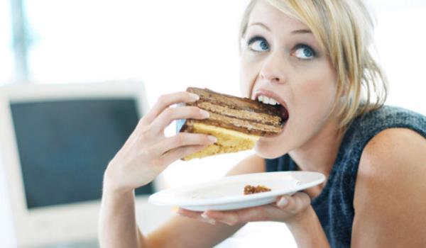 <b>7-</b> Akam, hazm zor olduu ve sabaha kadar sindirim sistemimizi megul edecei iin, meyve, salata ve kuruyemilerden uzak duralm, bu tr yiyecekleri yemeyelim. Hazm kolay pimi bir sebze yemei, orbay veya pimi bir yemei tercih edelim.