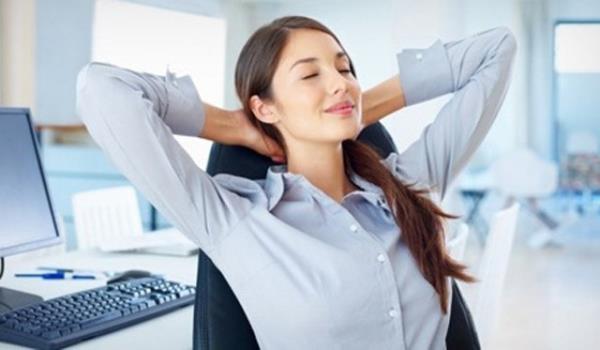 <b>3-</b> Gn ierisinde masa altnda bacaklarmz karnmza doru ekip braksak bile hi yoktan iyidir. Ara sra da yerimizden kalkp 2-3 adm atabiliriz.