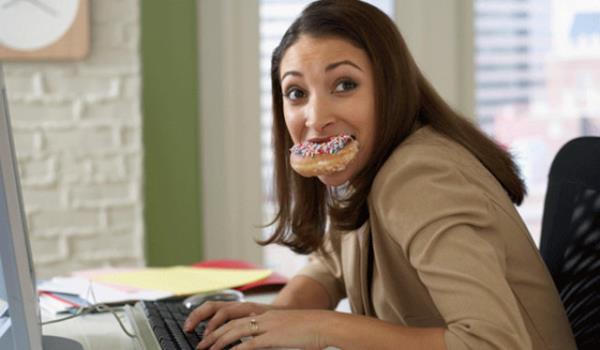 <b>8-</b> Btn gn masa banda oturduumuz iin akam da uzun saatler TV karsnda oturmayalm, aralarda hi olmazsa ev iinde tur atalm.kendimizi ok yormadan ama en az 10 dakika srecek bir ritmik yry yapalm veya bisiklet evirelim. Hastane koridorunda yryen hastalar rnek alalm.