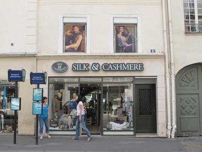 <p> YILIN LK ORTAKLIINI SILK&CASHMERE YAPMITI</p>  Dubai merkezli Eastgate Capital Group Silk&Cashmere&#8217;in yzde 45&#8217;ini satn ald.