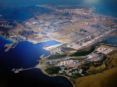 <p> PETKM'DEK SON HSSE DE SATILDI</p>  Petkim'deki yzde 10,32'lik son kamu hissesi, 168 milyon 500 bin dolara Socar'a satld.