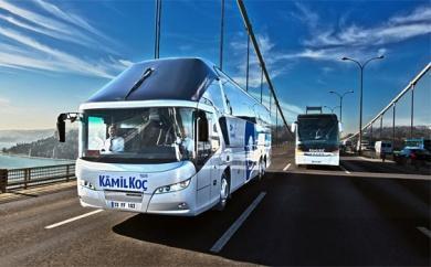 <p> KAML KO ACRETA GROUP'A SATILDI</p>  Trkiye'nin ilk otobs irketi olan ve 1926 ylndan bu yana faaliyet gsteren Kamil Ko Otobsleri A..'nin yzde 100 hissesinin Trkiye'nin nde gelen yatrm irketlerinden Actera Group'a satld.  Kamil Ko'u satn alan Actera Grubu ise 3 milyar TL'lik z sermayesi ile Trkiye'nin en byk yatrm gruplarndan biri konumunda bulunuyor.