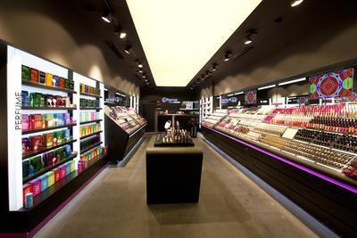 <p> FLORMAR FRANSIZLARA</p>  FRANSIZ kozmetik devi Yves Rocher Grubu, Trkiye&#8217;nin kkl kozmetik firmas Flormar&#8217;n yzde 51&#8217;ini satn ald.100&#8217; Trkiye&#8217;de, 200&#8217; yaklak 30 lkede, toplam 300 maazas olan Flormar, spanya&#8217;dan Suudi Arabistan&#8217;a geni bir corafyada faaliyet gsteriyor.