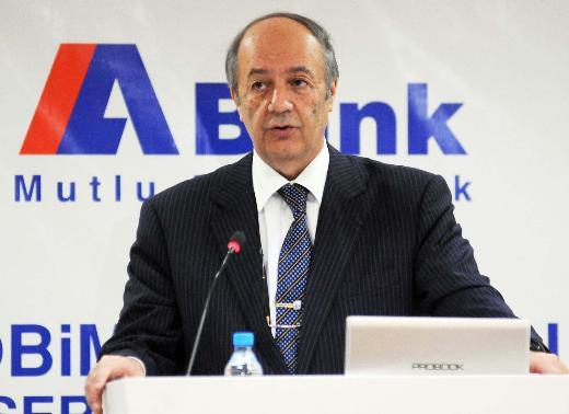 <p> Y TEKLF GELD PAZARLIKSIZ SATTIK&#8217;</p>  Abank&#8217;n yzde 70.84&#8217; Katarl Commercial Bank&#8217;a satld.  Sat sonras aklama yapan sahibi Anadolu Holding Ynetim Kurulu Bakan Tuncay zilhan, &#8220;Trkiye&#8217;ye girmekte ok kararlydlar pazarlk yapmamz gerekmedi&#8221; diye konumutu. Abank&#8217;n toplam 66 ubesi bulunuyor.