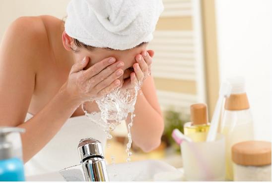 <p><b>2- Cilt bakm</b></p>  Limonlu ile bal bir kase kartrarak kendisine harika bir cilt bakm malzemesi retmi olursunuz. Limondaki vitamin C cildinizi parlatrken, baln antiseptic zellikler sayesinde de sivilcelerinizi nlerken cildinizi de nemlendirecektir. En iyi sonucu almak iin maskeyi 20 dakika uygulayn.