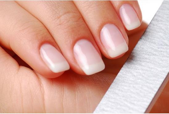 <p><b>4- Trnak Bakm</b></p>  Ellerinizi bir kase limon suyunda ksa sre bekletirseniz trnaklarnzdaki koyu trnak cilasn veya trnaklardaki renk bozukluklarn giderebilirsiniz .