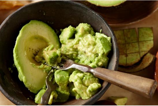 <p><b>3- Gdalar korur; bozulmay geciktirir</b></p>  Sebze ve meyvelerinize limon suyuna batrarak onlarn bozulmasn ve kahverengine brnmesini geciktirebilirsiniz.