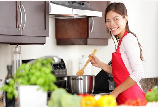 <p><b>8- Kt kokulara kar birinci snf zm</b></p>  Limon evinizdeki kt kokular kolayca giderebilir. Limonu suda kaynatarak tamamen doal bir koku elde edebilirsiniz. Ayrca limonu ocanz stnde hafife yakmanz halindemutfaan ve evin kokusunu dntrebilirsiniz.