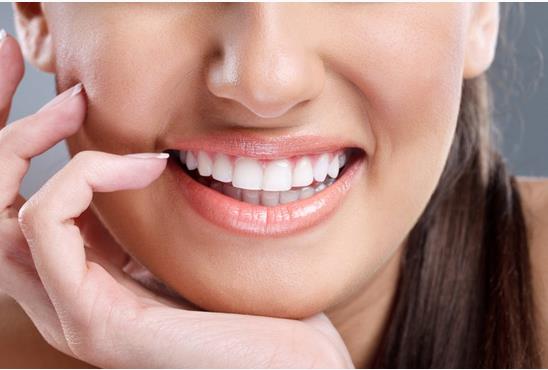 <p><b>5- Diinizi beyazlatr</b></p>  Limon ve karbonat kartrp mkemmel bir beyazlatc elde edebilirsiniz. Bir kabda limon ve karbonat kprene kadar kartrn. Karm, pamuk kullanarak dnza uygulayn. Bir dakika beklettikten sonra dlerinizi bastrmadan fralayn.