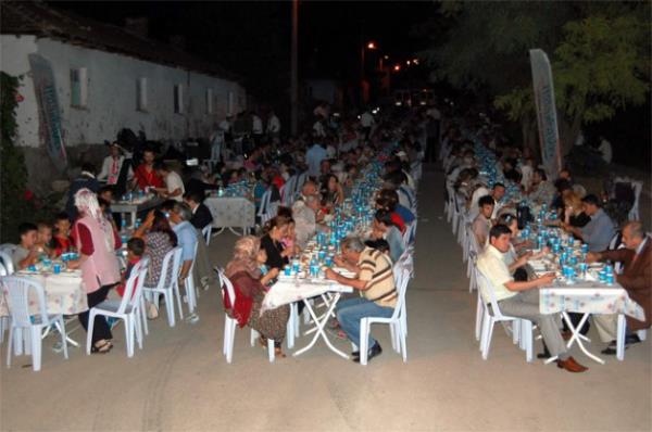 anlurfa Valilii tarafndan organize edilen iftar yemeinde izdiham yaand.   11 ayn sultan Ramazan aynn gelmesiyle birlikte anlurfa Valilii tarafndan Doktor Cavit zgen lkretim Okulu&#8217;nda iftar yemei dzenlendi. Yaklak 2 bin kiiye verilecek alan erken saatlerde hazrland. Olas bir izdihama kar erken davranld. Yzlerce ocuun aniden iftar yemeine gelmesiyle izdiham yaand.