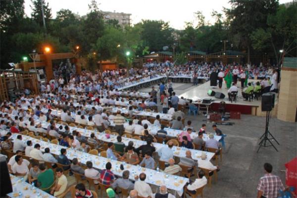 Yzlerce ocuun aniden iftar yemeine gelmesiyle izdiham yaand. Yaanan gerginliin ardndan programda grevli memurlar tarafndan okul ierisinde bulunan hal sahada ocuklara yer tahsis edildi. ocuklar yemek datmn grnce sahann tellerini kopard. ocuklar birbirini ezerken izdiham bykler engelledi.
