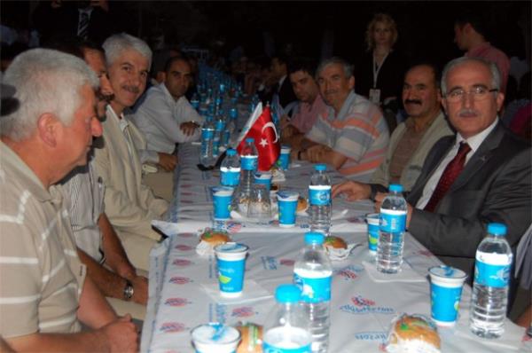 Ramazan aynn yaz mevsiminin ortasna denk gelmesi nedeniyle Antalya'da iftar sofralar sahile tand.   Hava scaklnn 34, nemin yzde 80&#8217;lere ulamas Antalya&#8217;da Ramazan aynn ilk gnnde vatandalara zor anlar yaatt. Ramazan aynn yaz mevsiminin ortasna denk gelmesi nedeniyle scak havada oru tutan vatandalar iftar sofralarn deniz kenarna tad. Ar scaktan bunalan vatandalarn sahile kurduklar sofralar, allm iftar ile ev gezmelerinin yerini ald.