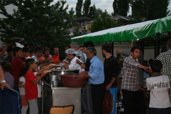 Tekirda&#8217;n arky ilesinde Ramazan aynn ilk iftar, belediye itfaiyesinin ateledii iftar topuyla ald.   ftar saatinin yaklat sralarda vatandalar, ramazan pidesi almak iin frnlarn nlerinde kuyruk oldu.