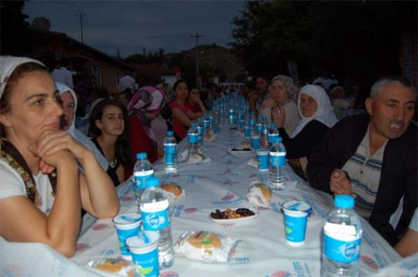 Merkez Odunpazar ilesi Karacaehir Ky&#8217;nde bir sokakta dzenlenen iftar programna, Eskiehir Valisi Gngr Azim Tuna, Odunpazar Belediye Bakan Burhan Sakall, Trk dnyas etkinlikleri kapsamnda kentte bulunan yabanc misafirler ve ok sayda vatanda katld.