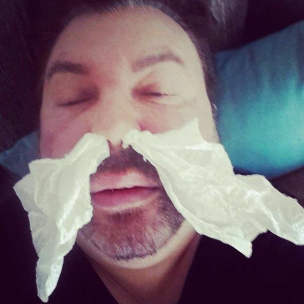 KUUM AYDIN   <br>arkc Kuum Aydn, "ok hastaym" notuyla bu fotoraf paylat.</br>