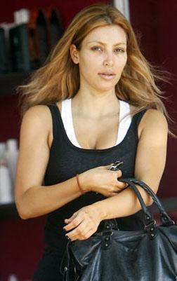 Kim Kardashian makyajsz haliyle hasta grnyor.