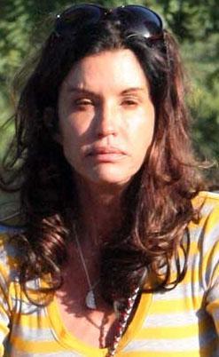 Janice Dickinson makyajsz haliyle korkun grnyor.