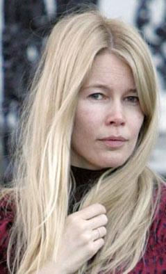 Claudia Schiffer bu haliyle kt grnyor.