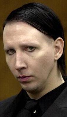 Bu fotoraf grnce insan "Marilyn Manson makyajsz gezmesin" diyor.