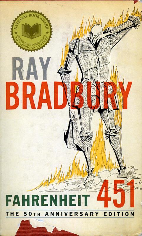 <p><b>1951 - Ray Bradbury/ Fahrenheit 451</b></p>  "Yakmak bir zevkti. Baz eylerin yitmesini, kararmasn ve deimesini grmek zel bir zevk veriyordu. Avularnda, dev piton ylann andran bakr inko alam hortumla dnyaya zehirli gazya pskrtrken, kannn beyninde zonkladn hissediyordu... Elleri, tarihin paavralarn ve kmrlemi kalntlarn yok etmek iin ate ve alevin tm senfonilerini olaanst bir ekilde yneten bir orkestra efinin elleriydi. Duygusuz kafasnda 451 numaral sembolik bal, gzlerinde bundan sonra neler olacak dncesiyle turuncu alevler vard."