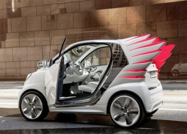 <br><b>2) Smart Forjeremy</b></br>  Tasarmc Jeremy Scott hem kullanl hem k olan bu araca kanatlar ekleyerek imzasn atm. Aracn temel konsept amac, zel modifikasyonlarn kolay adapte edilebildii bir kiisel otomobil modeli yaratmak.