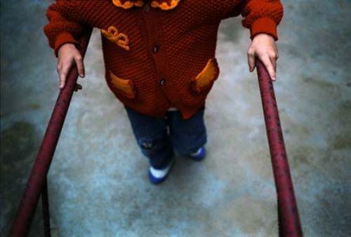 Zayflar , miskinler, mall ve yetimler vardr. Bunlara bakmak, imkanlarn elverdii lde yardm etmek insani ve slami vazifedir.