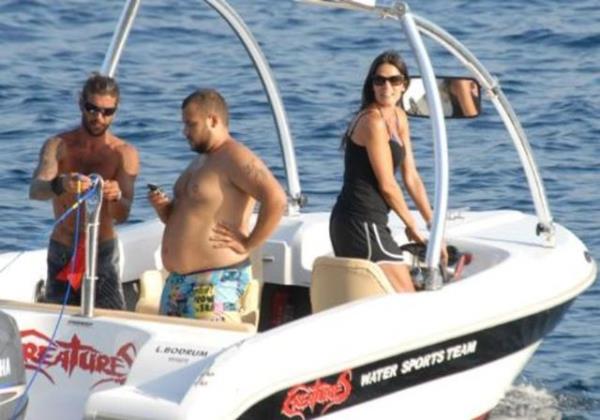 Gne'in haberine gre oyuncu mit Erdim, Asuman Krause'yle evlilikten dnen beraberliinin ardndan imdi de Handan Nerdem'le ciddi bir iliki yayor.