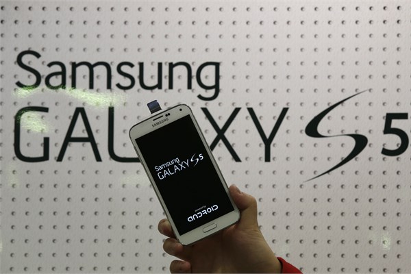 <br><b>Samsung Galaxy S5</b></br>  letim sistemi Android 4.4.2, 16/32 GB depolama alan var. Mikro SD kartlarla 128 GB'a kadar kabiliyor.