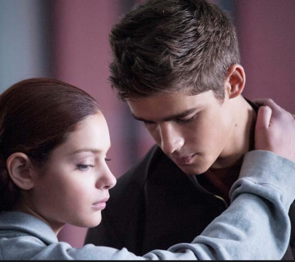 Artk dnya sadece siyah ve beyazdr; dmdz, denizler, dalar, engeller yoktur. Sadece gnein at tek tip iklim vardr. nsanlarn aile bireyleri dnda birbirlerine dokunmalar, yalan sylemeleri, dili yanl kullanmalar ve snrlar dna kmalar yasaktr.