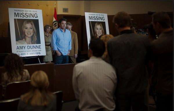 Fakat o gn Amy aniden ortadan kaybolur. Geri dnmeyince, polisin gznde kocas Nick tm pheleri zerine eker. Nick'in ise kafas karmtr nk st ste ryalarnda kars Amy'yi vahice ldrdn grmektedir.