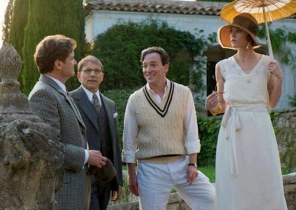 Bu nedenle kimliini gizleyen ve kendini i adam olarak tantan Stanley, gen kadna yaklamak ve iddia ettii medyumluk gleriyle insanlar kandrp kandrmadn anlamaktr.Ancak Sophie'nin gzellii ve sevimli cazibesine kaplmamak Stanley iin hi de kolay olmayacaktr...