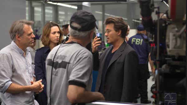 Fakat terrist grup Will'in hala hayatta olduunu fark edince, super-bilgisayar yok etmek iin harekete geerler...Ynetmenliini Wally Pfister'n stlendii filmin senaryosu Jack Paglen'e ait. Barol ise bu trde grmeye alk olmadmz bir isim olarak Johnny Depp.