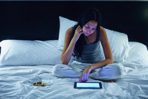 Hizmet alclar, tesisler hakkndaki ilk izlenimlerini mobil cihazlar zerinden edinirken satn alma ve rezervasyon ilemleri iin youn olarak sabit bilgisayarlar tercih ediyor. rnein seyahat edenlerin neredeyse yars konaklama tesisi araylarna mobil bir cihazda balarken, yzde 38&#8217;i sabit bilgisayarda, yzde 15&#8217;i ise tablet bilgisayarda balyor. nmzdeki yllarda ise mobil cihaz kullanmnn artmas ngrlyor. Bu nedenle mobil arama optimizasyon almalar konaklama tesisleri iin byk nem tayor.