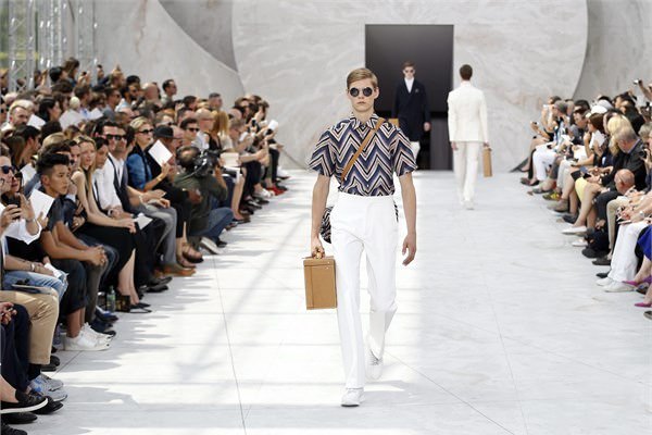 <br><b>19- Louis Vuitton</b></br>  Piyasa deeri milyar dolar