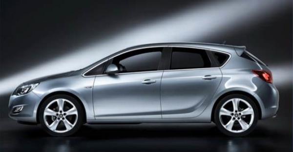 Toyota fiyatlar 5 bin lira indirdi Toyota, ekim ayna zel olarak SUV Rav4, prestijli Avensis ve Verso" modellerinde 5 bin liraya varan indirim ve cazip deme seenekleriyle mterilerini karlyor.