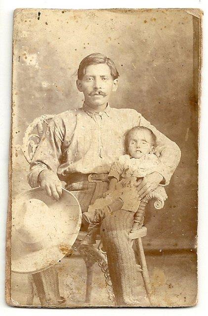 19. yzylda fotoraf ektirmek olduka lkst. Ancak yaknlarn kaybeden insanlar ilgin bir gelenei srdrerek cansz bedenlerle fotoraf ekiliyorlard... </p><b>te o tyler rperten fotoraflar...</b></p>  Post mortem "lmden sonra" demektir