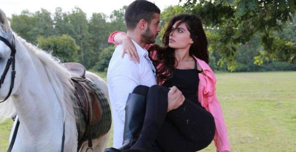 Aktan Kalmaz balad balayal adndan bile sz ettiremedi. Onun da ok yaknda yayndan kaldrldn duyarz.