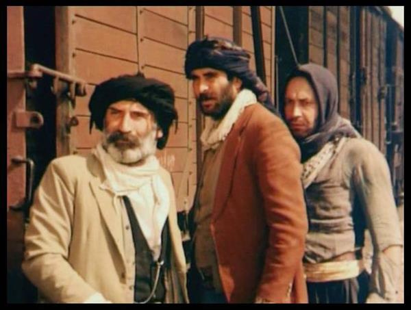 <p><b>4. Sr ...</b></p>  Mesele sistemi eletirmekse pekala bizim lkemizden de bir ok yapm bu listeye katlabilir. Biz sizin iin Sr filmini setik. Ylmaz Gney imzas tayan bu efsane yapm, Trkiye'deki sistemi o kadar saf bir dille eletiriyor ki kaytsz kalmak imkansz. nsanla doa arasnda gibi gzken mcadelenin aslnda insan ve toplum arasndaki bir savatan ibaret olduunu arpc bir ekilde ortaya koyan Sr'de kk bir Trkiye panaromas bulabilirsiniz. Kyden kente gten tutun da, ezilen insanlarn yaam mcadelesine kadar hemen her konu adeta "Anadolu diliyle sistem eletirisi" tadnda bir film.