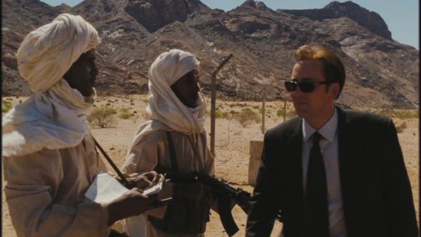 <p><b>10. Lord Of War </b></p>  Sinema sektrn arlkl olarak eviren arklar genelde ABD'nin elinde olur ve yle kolay kolay ABD'yi yerin dibine batran filmler yapamazsnz. Hatta baz yapmc ve ynetmenler srf ABD'yi yceltmekle grevlendirilmi ekilde yapmlara imza atarlar. Ancak Lord Of War bunlarn ok dnda arpc bir yapm. ABD'yi silah kaakl zerinden yle sert, yle ar bir dille eletiriyor ki gzlerinize inanamyorsunuz. Hatta filmin sonunda ak ak da bu eletiriyi dile getirip, nal Aysal'n deyimiyle pastann stne ilei brakveriyor.