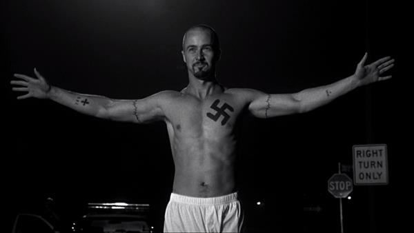 <p><b>5. American History X </b></p>  Bir dnm filmi aslna American History X, sistem eletirisinden ziyade, hali hazrda sistemi oktan eletirmeyi baarm zihinlere arpc bir kiilik dnm sunuyor. Irk bir gencin, yaadklarndan sonra farkl bir karaktere dnmesi ancak dnyann deimeyen dzeni ierisinde bir ekilde "kurtulmu" bireylerin yaayaca atmalar arpc bir dille ele alyor American History X.