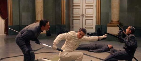 <p><b>9. Equilibrium</b></p>   Herkes her filmi izleyemez. Kimisi iin, sinema demek kavga-dn demek olabilir. Olsun yeter ki izlemeye niyet olsun. Sistem eletirisi filmleri size skc geliyor, illa havada drt takla atp sille tokat birbirine giren adamlar grmek istiyorsanz Equilibrium sizin iin doru adres. Siz dv sahnelerini izlerken, film usul usul "Bak byle dvyoruz ediyoruz ama, bir de yle bir ey var..." diyerek size sistem eletirisini yedirir. Mama yemeyen ocuun televizyon izlerken azn amas gibi yutarsnz ihtiyacnz olan gday.