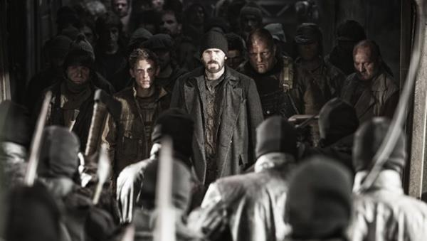<p><b>1. Snowpiercer</b></p>   Fransz bir izgi romandan uyarlanan Snowpiercer'da mevcut dnya dzeni bir tren ierisinde paket halinde sunuluyor. Tabii anlayabilene... Kresel snmay nlemek iin kullanlan kimyasal bir patlaycnn btn dnyay buz ana dndrmesiyle, gezegende hayat yok olur ve hikayemiz de burada balar. Hayatta kalan insanlar, hi durmayan bir trenin ierisinde snf ayrmlaryla yzletikleri yeni bir dnya dzeninin ierisinde skp kalrlar. syan kanlmazdr. Peki ya sonras? Fast food'dan, smrge dzenine, fakir-zengin ayrmndan, dnyadaki g dengelerine kadar hemen her eyi sert bir dille eletiren Snowpiercer' izledikten sonra yaadnz dnyaya asla ayn gzle bakamayacaksnz.     <p>(Radikal-O.Volkan Alkaya)</p>