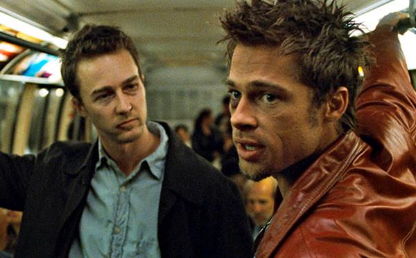 <p><b>3. Fight Club</b></p>   Bir ok kiinin adna tav olup kanl bir dv filmi izlemeyi umduu, ancak karlarnda ok sert bir sistem eletirisi bulduklar bir yapm Fight Club. zellikle niversite anda bu filmi hala izlememi olanlara hayret edilir ve herkesin zerine syleyecei bir eyler vardr bu film hakknda. Tketim toplumunun ierisinde kaybolan bireyin, iddet dolu bir aydnlanmasn konu alan film sra d senaryosuyla kafamzn iine sorgulama tohumlar ekiyor.