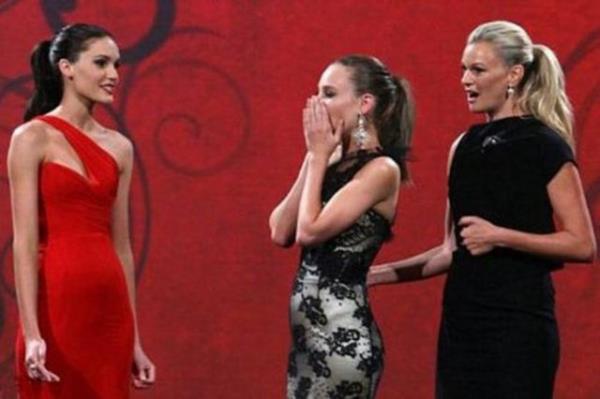 Ardndan Martinovich ve yarmann ikincisi olarak ilan edilen Amanda Ware sahneye arld. Ancak skandal, Martinovich'in sahnede birincilik konumasn yapmaya balad srada ortaya kt. Yarmann sunucusu Sarah Murdoch'a kulaklndan bir bilgi ile donup kalrken, 'Kendimi ok kt hissediyorum, gerekten ok zgnm. ok byk bir yanllk oldu' dedi.