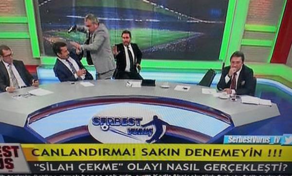 Yannda getirdii oyuncak tabancay programn bir dier yorumcusu Mehmet Barans'unun azna soktu, ortaya bu grntler kt.