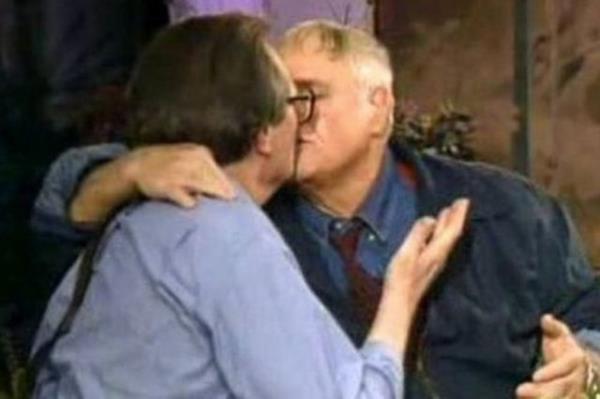 Temmuz 2004'te hayatn kaybeden sinema efsanesi Marlon Brando da bir baka pck skandalna kart. Larry King'in canl olarak yaynlanan ovunda otobiyografisini tantmak iin ekrana kan Brando, birden King'i dudaklarndan perek canl yayn tarihinin en rahatsz edici olaylarndan birine imza att.