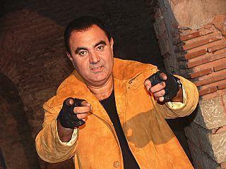 Sadettin Teksoy, 40 kadar kylyle bir maarann iindedir. Neden o maarann iinde olduklarn anlam veremediimiz dakikalarda birden bire dualar balar. S.T: Sam benim, sam benim. Kyller: Sam benim, sam benim. S.T: Dklyor, sam benim. K: Dklyor, sam benim. S.T: Girdim Kelolan Maaras?na, gr kar sam benim. Tarak tutar bam benim. K: Girdim Kelolan Maaras'na gr kar sam benim. Tarak tutar bam benim.